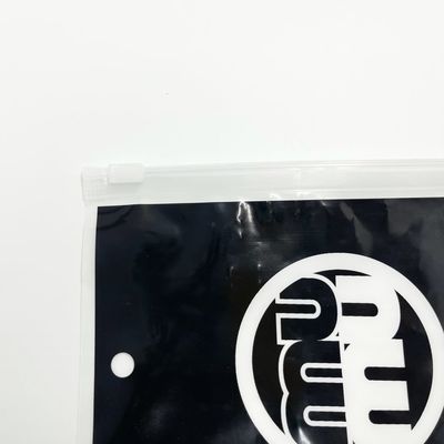 Μαύρη πλαστική συσκευάζοντας τσάντα γαντιών PE πολυαιθυλενίου με το φερμουάρ ετικεττών τραβήγματος